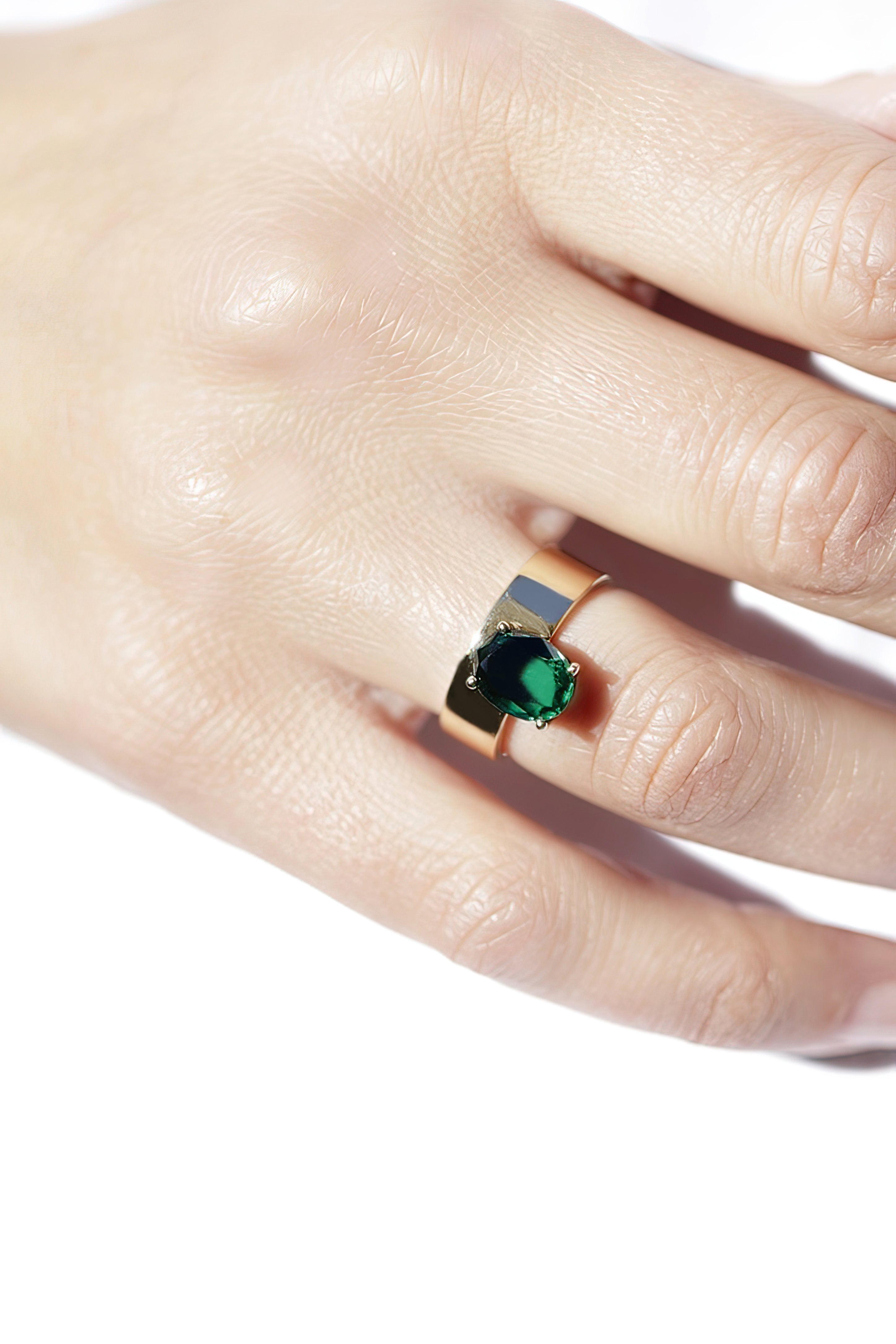 Atis Ring - Oval Emerald