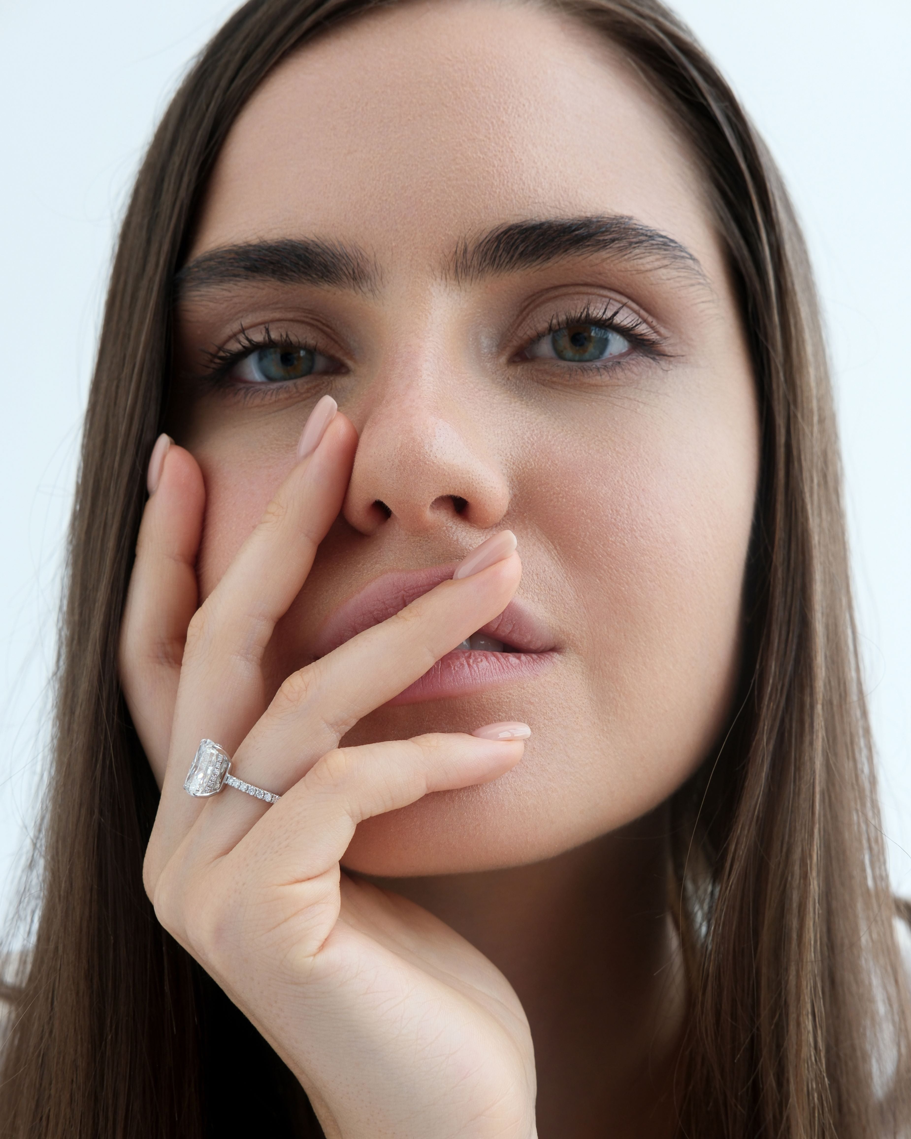 Solitärring Ayo mit Verstecktem Halo -  Lang gestreckter Kissenschliff-Diamantring 4CT